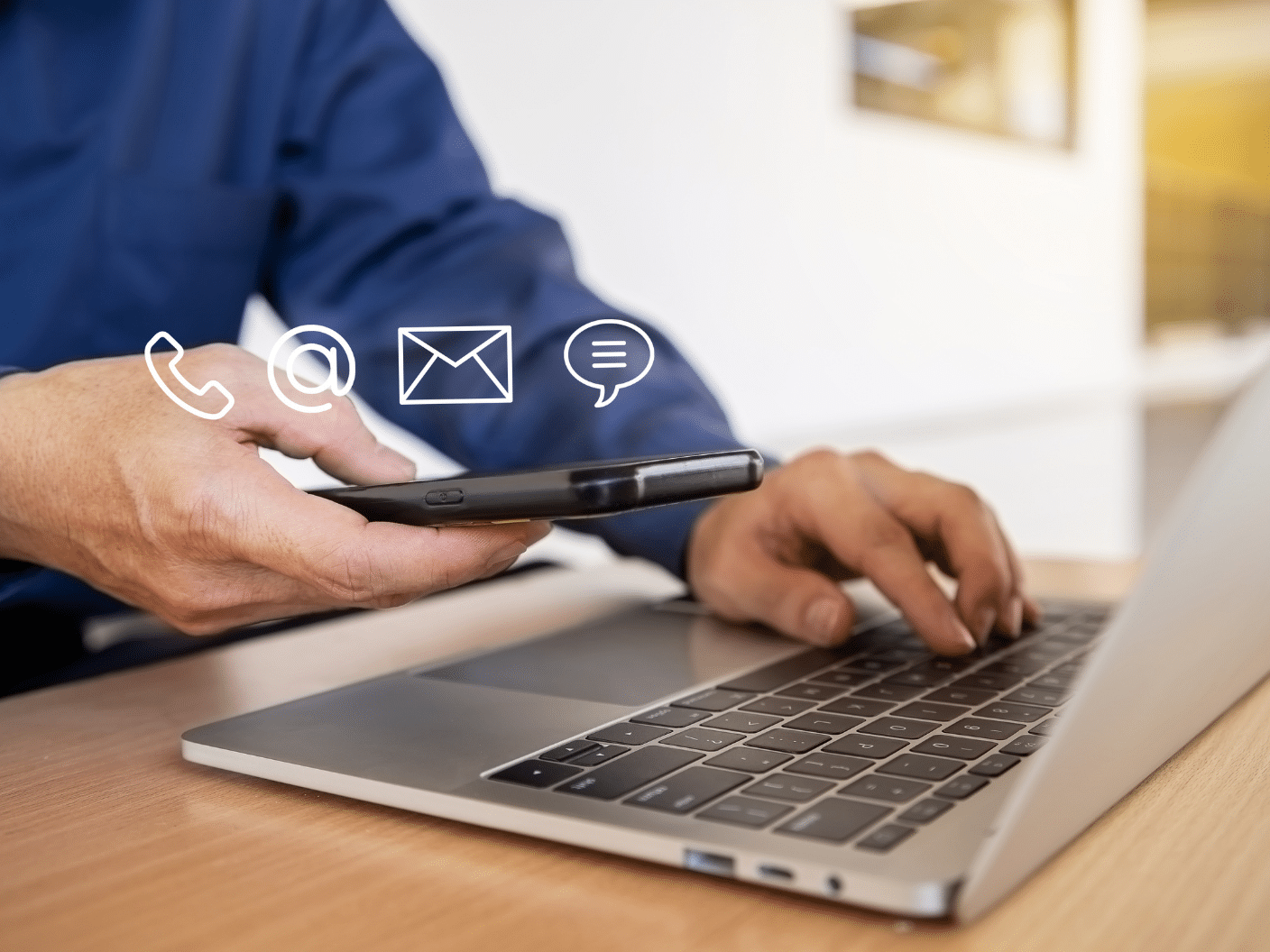 Mann med telefon og laptop. Ikoner for telefon, epost, e-post