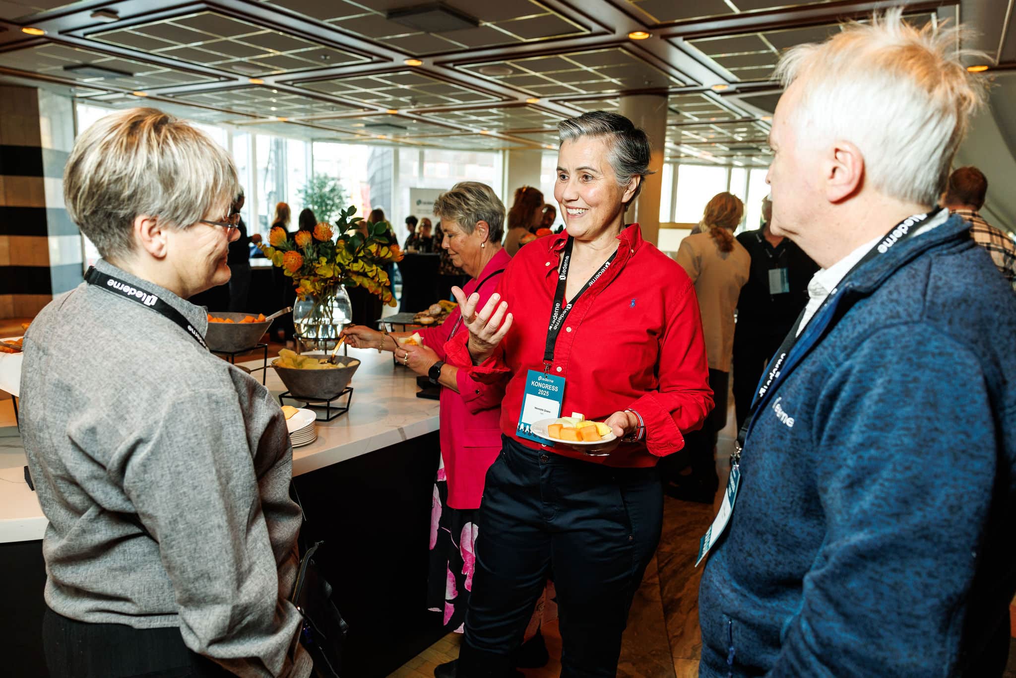 Tre mennesker bygger relasjoner