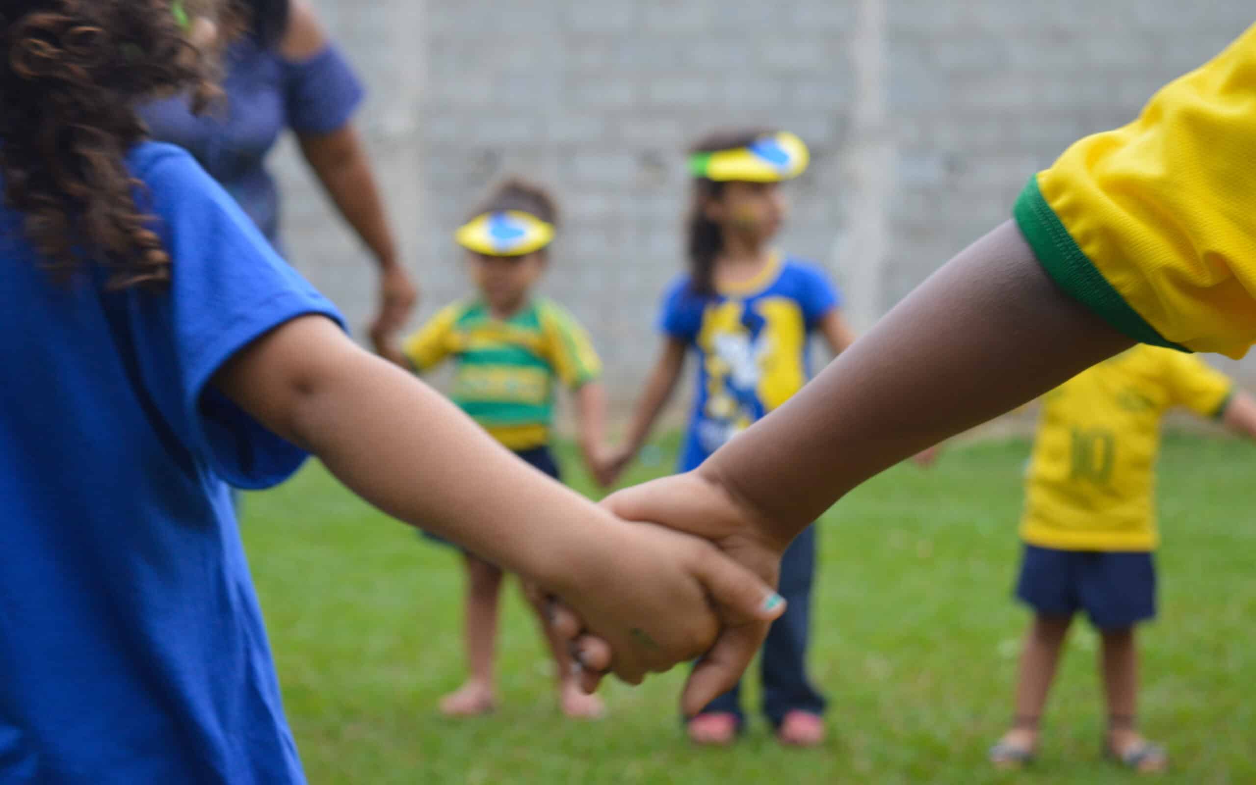 To barn ved mødrehjemmet Abrigo holder hender.