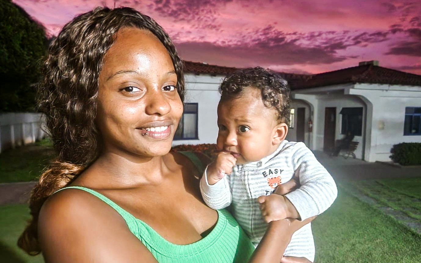 En mor holder sitt barn ved mødrehjemmet Abrigo.