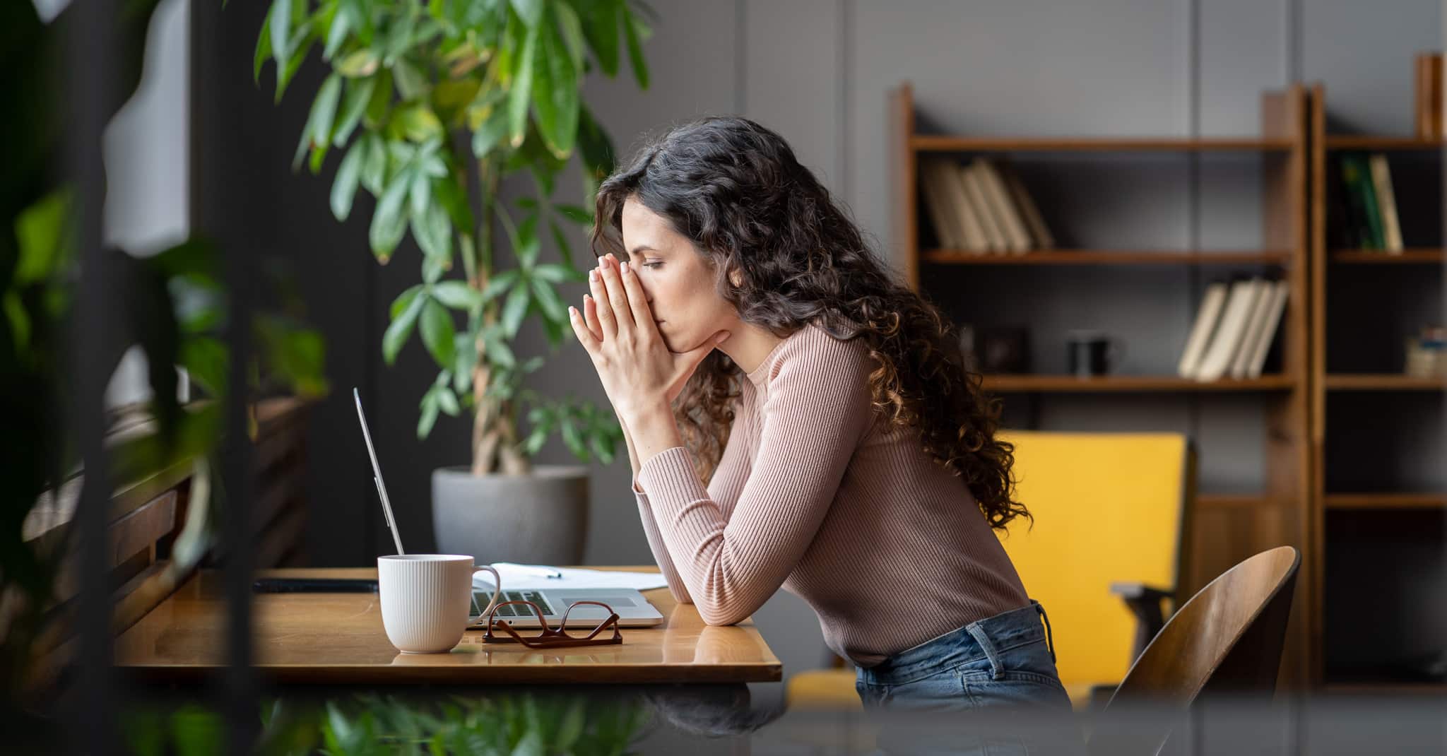 Stresset kvinnelig medarbeider på hjemmekontor.