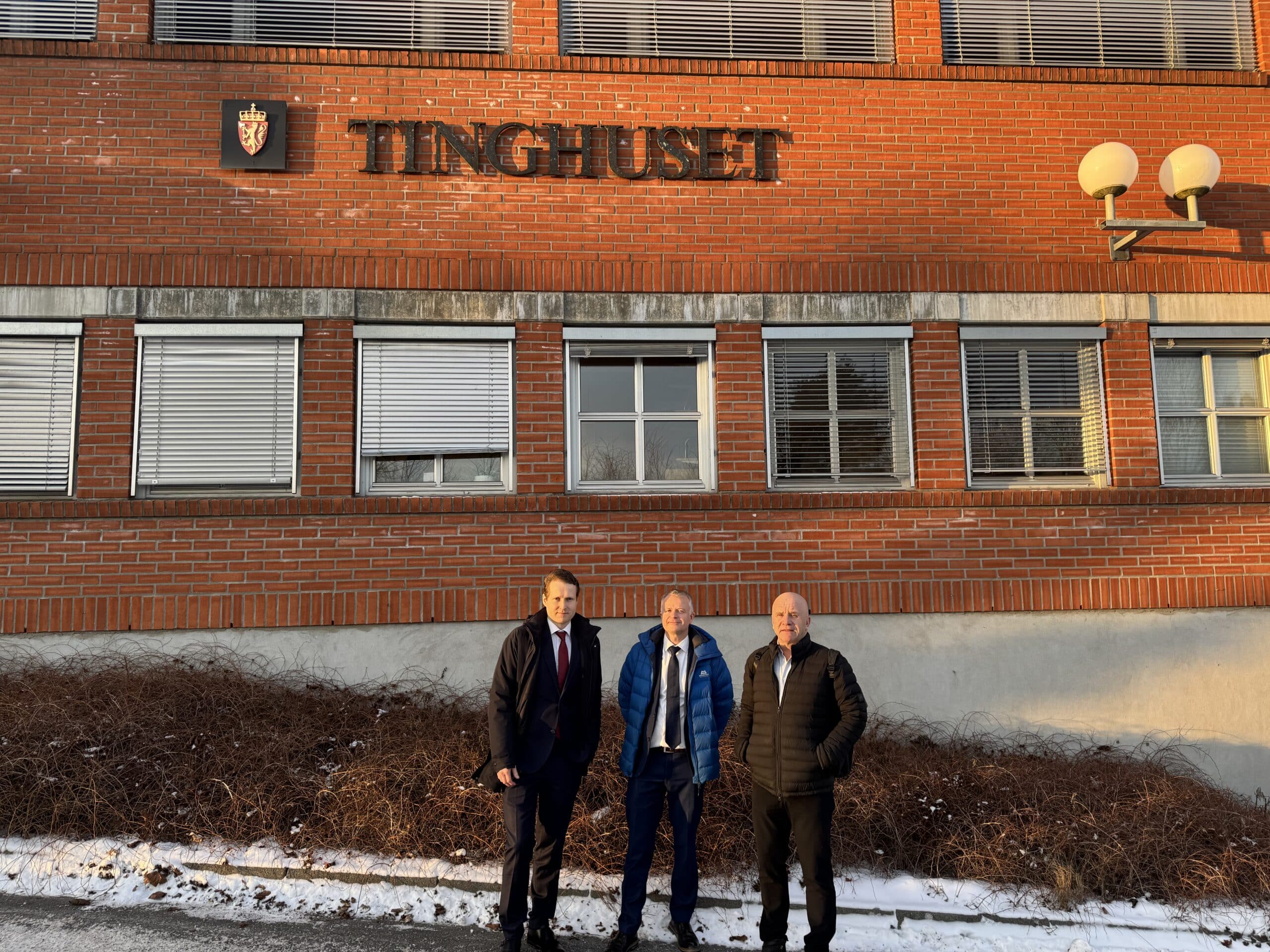 Tre personer fra Lederne utenfor tinghuset