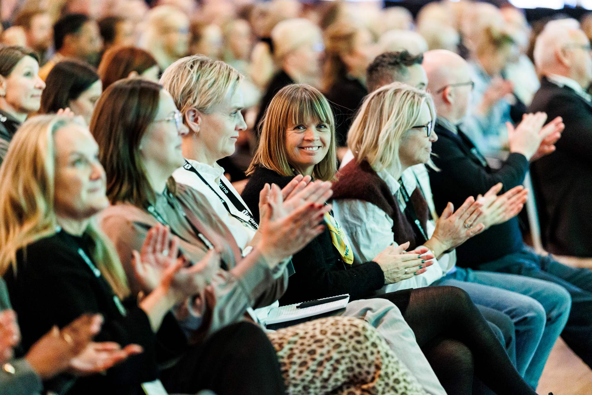 glade mennesker som klapper