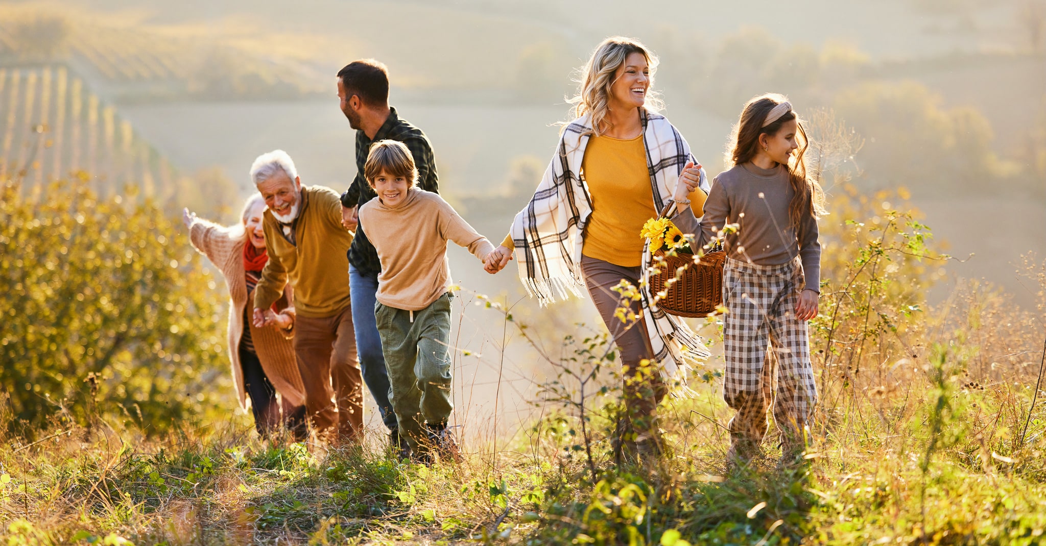 En smilende familie ute på tur.