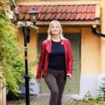 Gro Ladegård utenfor en inngang.