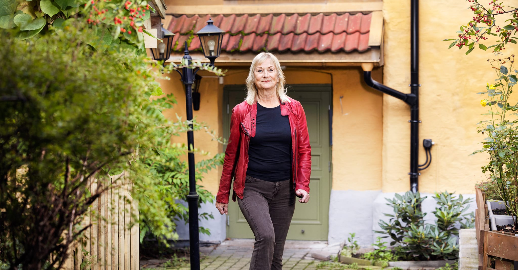 Gro Ladegård utenfor en inngang.