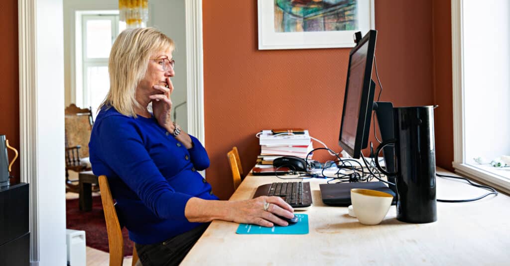 Gro Ladegård jobber foran en pc.