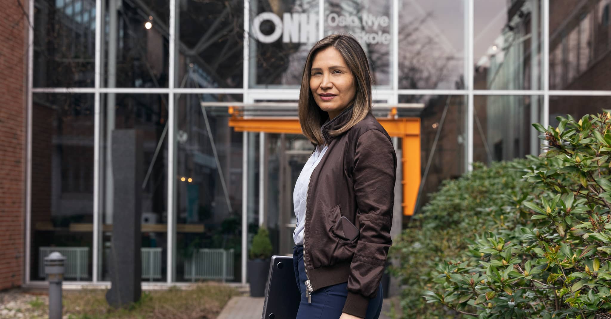Imac Zambrana står utenfor Oslo Nye Høyskole.